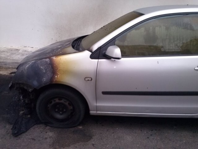 ΑΜΑΡΥΝΘΟΣ: Σταθμευμένο ΙΧ τυλίχτηκε στις φλόγες