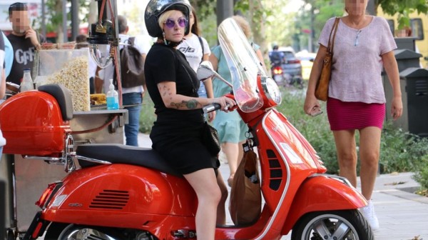 ΕΛΕΩΝΟΡΑ ΖΟΥΓΑΝΕΛΗ: Πιάστηκε στη ...φάκα του αλκοτέστ και έχασε το μηχανάκι της για ένα μήνα!