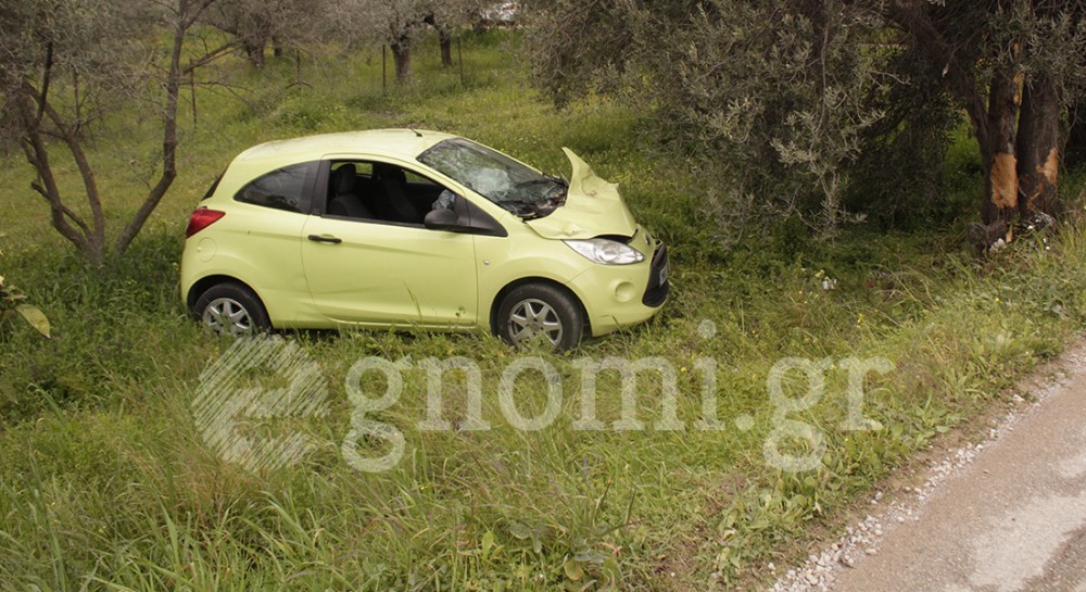 ΑΓ. ΕΛΕΟΥΣΑ ΧΑΛΚΙΔΑΣ: Αυτοκίνητο χτύπησε σε δέντρο και κατέληξε σε χωράφι