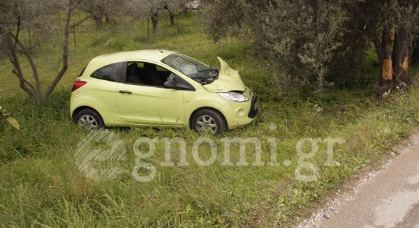 ΑΓ. ΕΛΕΟΥΣΑ ΧΑΛΚΙΔΑΣ: Αυτοκίνητο χτύπησε σε δέντρο και κατέληξε σε χωράφι