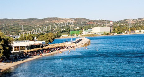 ΚΑΡΑΒΟΣ - ΑΛΙΒΕΡΙ: Γέμισαν ξαπλώστρες  οι καλύτερες παραλίες
