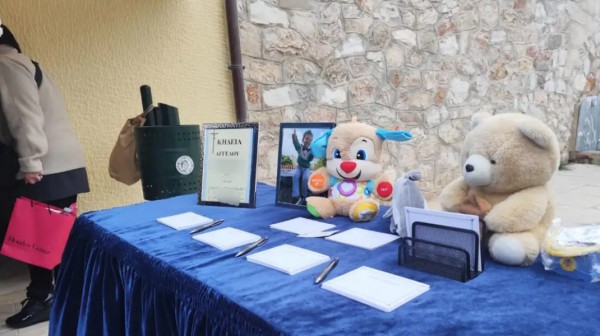 Στην Καλλιθέα το τελευταίο αντίο στον μικρό Άγγελο που βασανίστηκε μέχρι θανάτου από τη μητέρα του και τον σύντροφό της