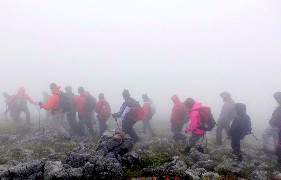 Πορεία στην ομίχλη στο μονοπάτι των Βλάχων στη Δίρφυ