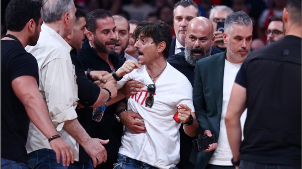 Χαμός με τον Δημήτρη Γιαννακόπουλο στο ΣΕΦ (VIDEO)