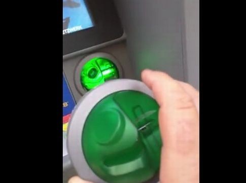 Έτσι κλέβουν κάρτες από τα ΑΤΜ (VIDEO)