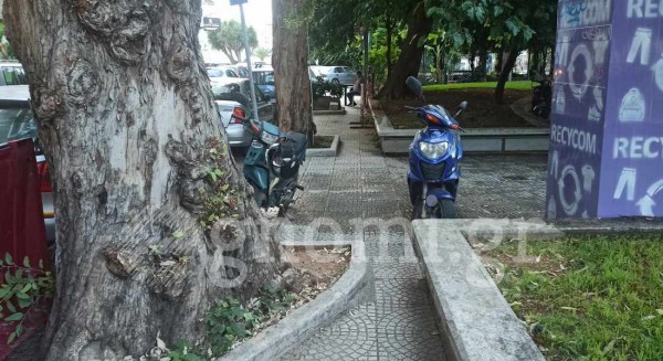 ΧΑΛΚΙΔΑ - ΟΔΟΣ ΛΥΚΟΦΡΩΝΟΣ: Παράνομο παρκάρισμα σε αδιάβατο πεζοδρόμιο