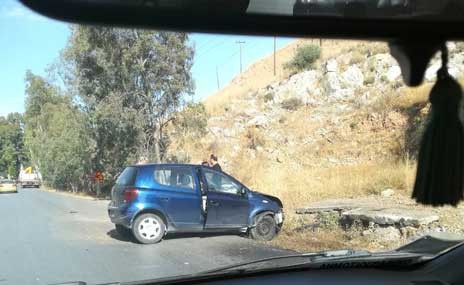 ΛΑΜΨΑΚΟΣ: Νεαρή οδηγός σώθηκε από θαύμα μετά από τρομακτικό τροχαίο