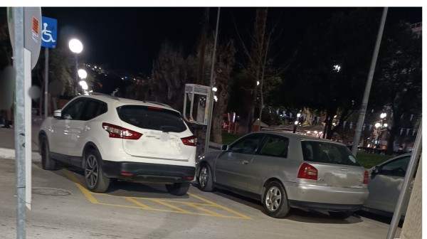 ΧΑΛΚΙΔΑ: Καθημερινή η ασυδοσία των οδηγών - Παρκάρουν σε πεζόδρομους και ράμπες ΑμεΑ