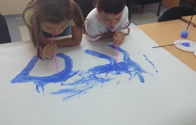 Τα παιδιά φυσούσαν με καλαμάκια το χρώμα πάνω στο χαρτί