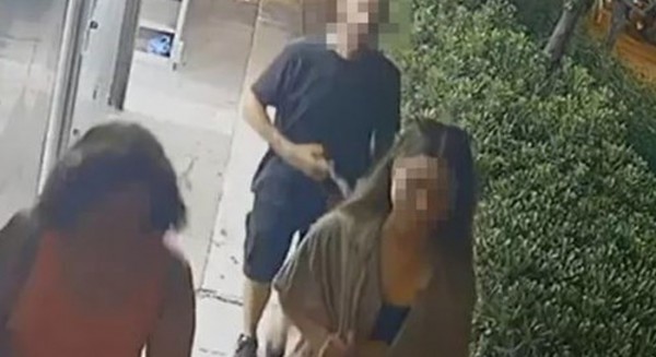 Καισαριανή: Το σοκαριστικό βίντεο τη στιγμή που νεαρή γυναίκα δέχεται επίθεση με σύριγγα