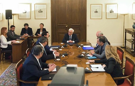 Πλακίτσα Τσίπρα στη σύσκεψη αρχηγών