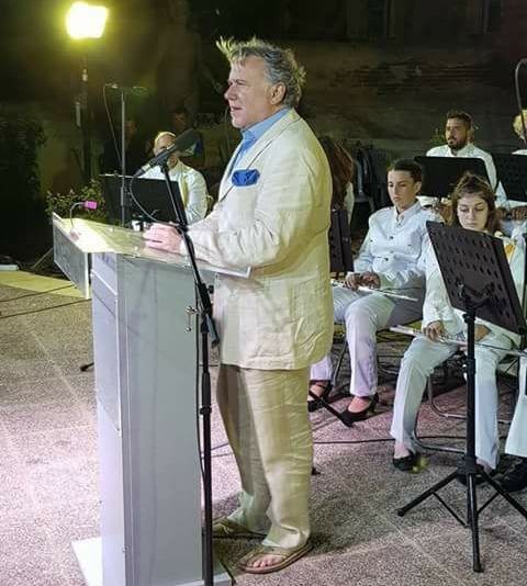 Υπουργός με εμφάνιση Γερμανού τουρίστα (pic)