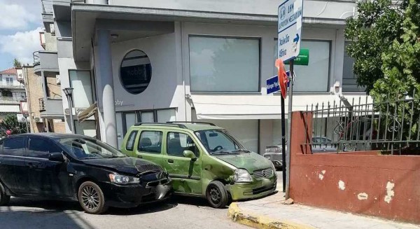 ΨΑΧΝΑ ΕΥΒΟΙΑΣ: Σύγκρουση οχημάτων στο δρόμο κάτω από την πλατεία