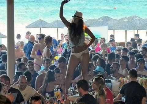 Καμπανάκι λοιμωξιολόγων: Φαινόμενα τύπου Μυκόνου θα φέρουν lockdown στον τουρισμό