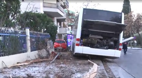 ΚΑΛΑΜΑΡΙΑ: Σύγκρουση λεωφορείου με ταξί