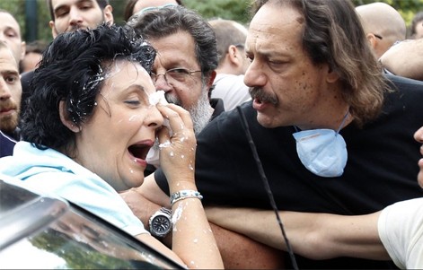 Γιαούρτωσαν την Λιάνα Κανέλλη