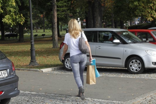 Το πακέτο της όμορφης γυναίκας έκρυβε συλλήψεις