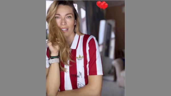 Ο Ροντινέι έκανε δώρο στην Μαριέττα Χρουσαλά την επετειακή φανέλα του Ολυμπιακού!