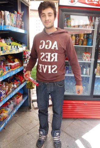 Δώρο μία σοκολάτα για την Δήμητρα από τον Γιάννη