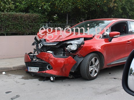 ΧΑΛΚΙΔΑ: Σμπαράλια το ΙΧ στο νέο κυκλικό κόμβο