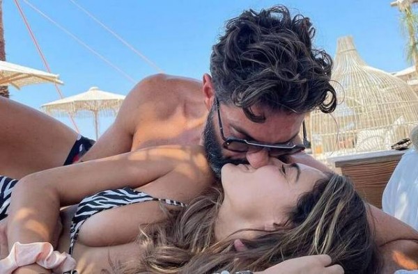 Το φιλί στην παραλία του Σπύρου Μαρτίκα στην Βρισηίδα!