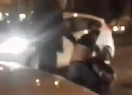 Δυο οδηγοί πλακώθηκαν στο ξύλο στη μέση του δρόμου (VIDEO)
