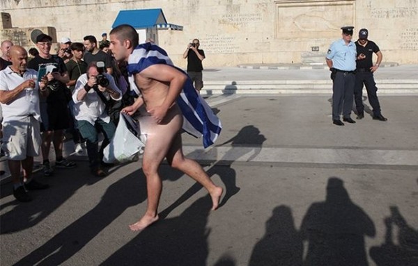 ATHENS PRIDE: Νεαρός άντρας γυμνός στον Άγνωστο Στρατιώτη (φωτό)