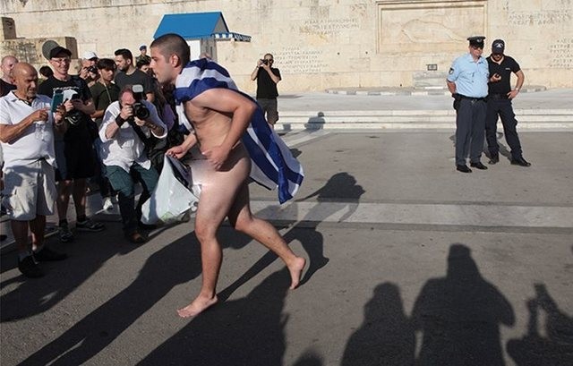 ATHENS PRIDE: Νεαρός άντρας γυμνός στον Άγνωστο Στρατιώτη (φωτό)