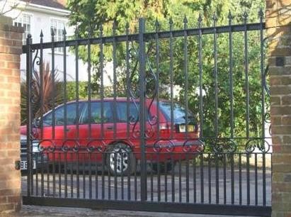 Καγκελόπορτα σκότωσε μωρό