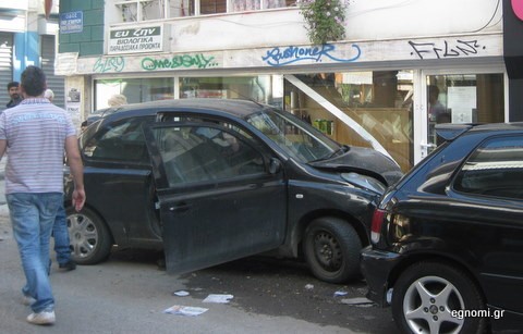 ΧΑΛΚΙΔΑ: Σύγκρουση αυτοκινήτων στη συμβολή των οδών Κακαρά και Ιατρίδου
