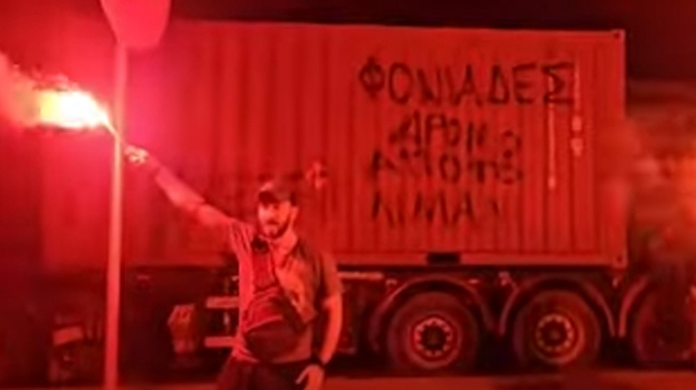 Μπλόκο σε κοντέινερ με πυρομαχικά για το Ισραήλ από λιμενεργάτες στον Πειραιά (VIDEO)