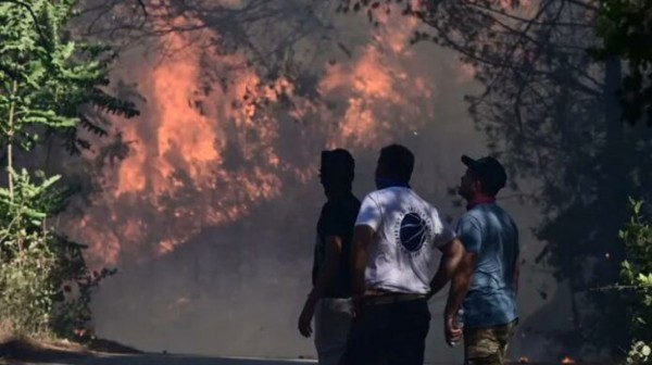 Φωτιά στη Σταμάτα: Κάτοικοι είδαν εμπρηστή ντυμένο πυροσβέστη να πετά γκαζάκια