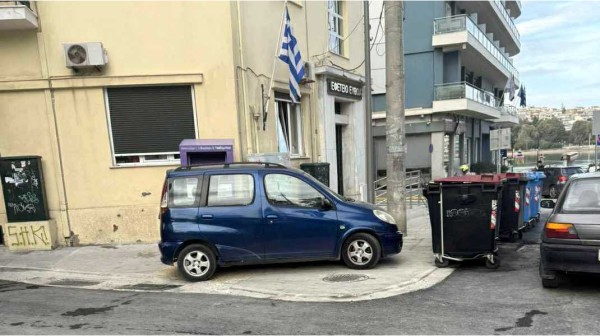 Ρεσιτάλ αυθαιρεσίας στο κέντρο της Χαλκίδας μπροστά στο Εφετείο Εύβοιας