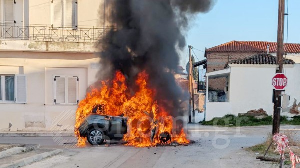 ΒΑΣΙΛΙΚΟ: Αυτοκίνητο τυλίχθηκε στις φλόγες εν κινήσει (VIDEO)