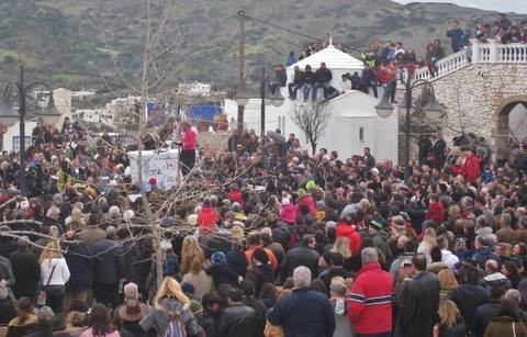Βούλιαξε από κόσμο η πλατεία της Σκύρου