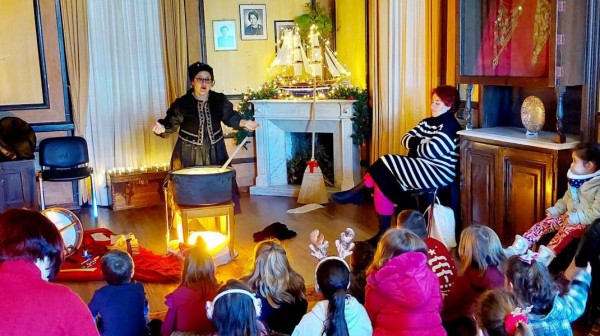 ΧΑΛΚΙΔΑ: Ιστορίες με καλικάντζαρους, μουσικά όργανα και σπιτικά εδέσματα στη γιορτή του Λυκείου Ελληνίδων