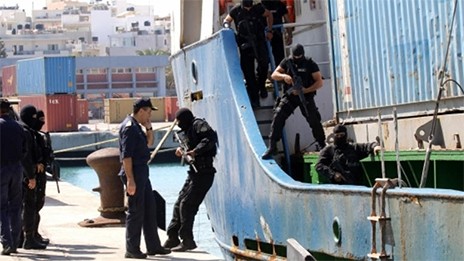 Φορτηγό πλοίο με όπλα στον Κάβο Ντόρο