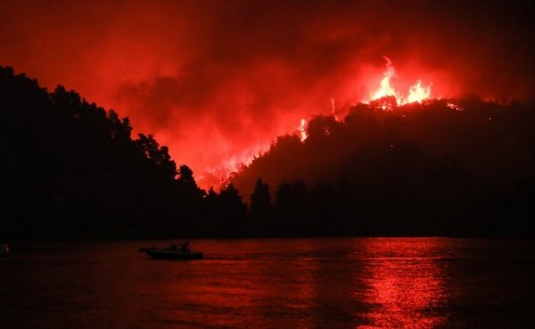 ΦΩΤΙΑ ΕΥΒΟΙΑ ΒΑΣΙΛΙΚΑ: Οι κάτοικοι φεύγουν με σκάφη από το Ψαροπούλι