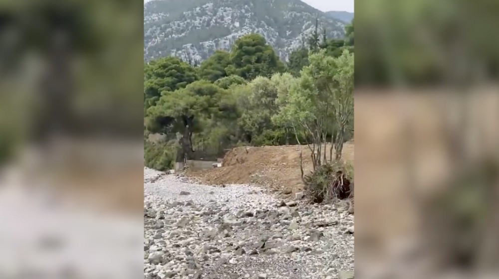 ΠΑΡΑΛΙΑ ΔΑΦΝΗΣ: Ασυνείδητος ξεφόρτωσε μπάζα (VIDEO)