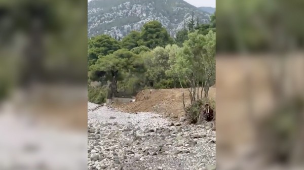 ΠΑΡΑΛΙΑ ΔΑΦΝΗΣ: Ασυνείδητος ξεφόρτωσε μπάζα (VIDEO)