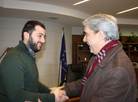 Θερμή χειραψία γεμάτη χαμόγελα με τον Φάνη Σπανό