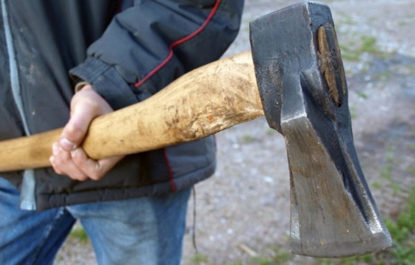 ΦΘΙΩΤΙΔΑ: Απείλησε με τσεκούρι την κόρη του και τον γαμπρό του