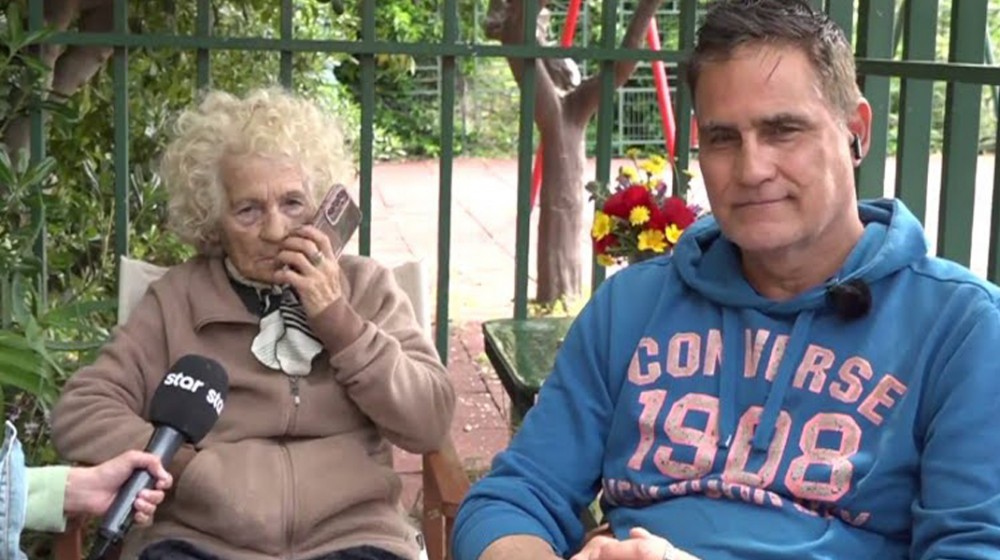 Ανήλικος πέταξε βαρελότα σε 85χρονη και ο πατέρας του έκανε μήνυση στον γιο της ηλικιωμένης! (VIDEO)