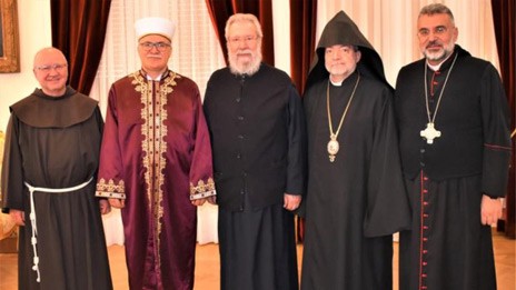 Θρησκευτικοί ηγέτες των Χριστιανών και των μουσουλμάνων προσεύχονται για την κρίση