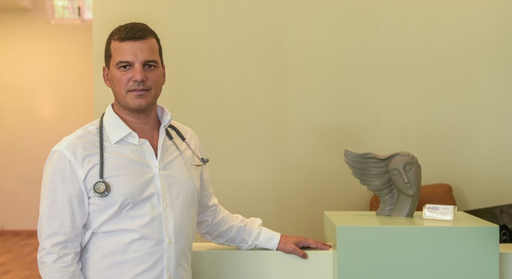 ΔΗΜΗΤΡΗΣ ΣΤΕΝΟΣ: Δίπλα στους ασθενείς του και τον Αύγουστο!