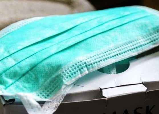 Κατήγγειλε ταξιτζή ότι του έκλεψε μάσκες και αντισηπτικά (VIDEO)