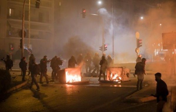 ΝΕΑ ΣΜΥΡΝΗ: Προφυλακιστέος ο 23χρονος για τον ξυλοδαρμό αστυνομικού