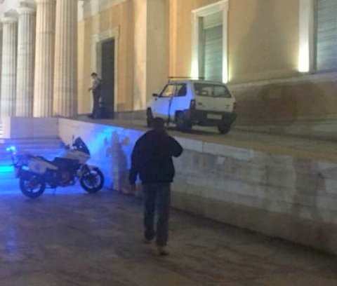 Μεθυσμένος οδηγός σκαρφάλωσε με το ΙΧ μετά από καταδίωξη στο περιστύλιο της Βουλής (VIDEO)