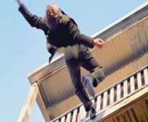 Διαρρήκτης έπεσε από το μπαλκόνι!