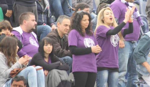 Η εξέδρα πλημμυρίζει και τις νικες πανηγυρίζει